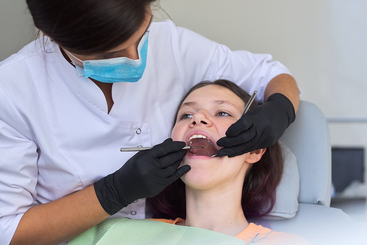 treating a chipped tooth dentist Treating a Chipped Tooth