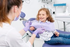 child gets pediatric dentistry 